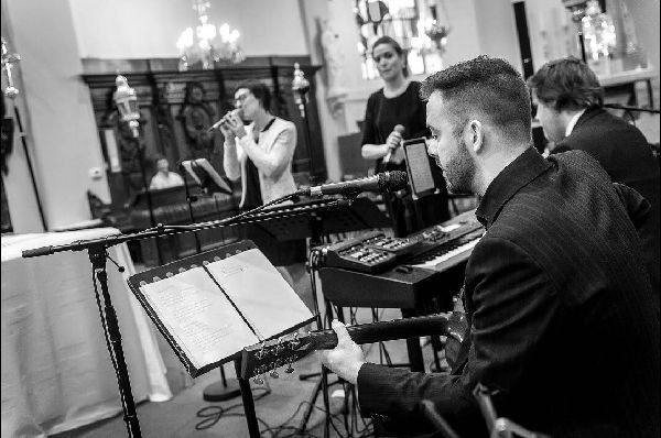 Zanger Gitarist Bjorn Ampe boeken Huwelijk Bruiloft Receptie Ceremonie Feest